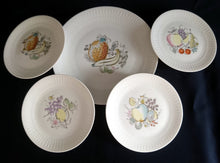 Lade das Bild in den Galerie-Viewer, 5er Set DESSERT- & BEILAGEN- SAMMELTELLER "Apart" - Porzellan, Apfel Birne Zitrone Ananas Banane Heidel- Stachelbeeren Obst Flora Motiv Reliefrand Dekor