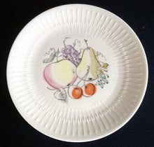 Lade das Bild in den Galerie-Viewer, DESSERT- SAMMELTELLER "Apart" - Porzellan, Apfel Kirschen Birne Trauben Obst Flora Motiv Reliefrand Dekor