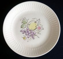 Lade das Bild in den Galerie-Viewer, DESSERT- SAMMELTELLER "Apart" - Porzellan, Mirabelle Stachelbeeren Heidelbeeren Obst Flora Motiv Reliefrand Dekor