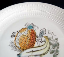 Lade das Bild in den Galerie-Viewer, KUCHEN- BEILAGEN- SAMMELTELLER "Apart" - Porzellan, Ananas Banane Stachelbeeren Obst Flora Motiv Reliefrand Dekor