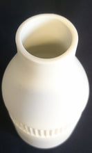 Lade das Bild in den Galerie-Viewer, BLUMENVASE - Keramik / Steingut, Geriffeltes Balken Dekor