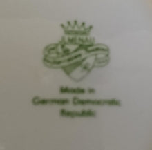 Lade das Bild in den Galerie-Viewer, UNTERTASSE - Porzellan, Blumenblüten Pflanzen Motiv Dekor