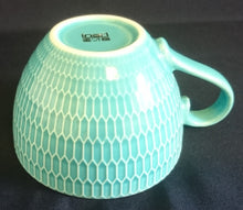 Lade das Bild in den Galerie-Viewer, KAFFEETASSE / POTT - Keramik / Steingut, Abstrakt Waben Dekor