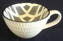 Lade das Bild in den Galerie-Viewer, KAFFEETASSE / POTT - Keramik / Steingut, Abstrakt Waben Dekor