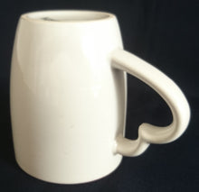 Lade das Bild in den Galerie-Viewer, KAFFEETASSE - Porzellan, Zweifärbiges Herz Relief Henkelform Motiv Dekor