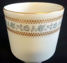 Lade das Bild in den Galerie-Viewer, MOCCA~ KAFFEETASSE - Porzellan, Goldrand Abstrakt Rosen Blumen Blüten Blatt Bältter Pflanzen Motiv Dekor