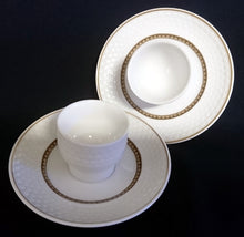 Lade das Bild in den Galerie-Viewer, EIERBECHER "Friesland Atlantis" - Porzellan, Goldrand Abstrakt Muschel Fisch Schuppen Relief Dekor