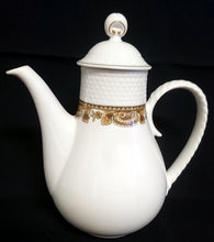 Lade das Bild in den Galerie-Viewer, KAFFEEKANNE MIT DECKEL "Friesland Atlantis" - Porzellan, Goldrand Abstrakt Muschel Fisch Schuppen Relief Dekor