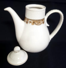 Lade das Bild in den Galerie-Viewer, KAFFEEKANNE MIT DECKEL "Friesland Atlantis" - Porzellan, Goldrand Abstrakt Muschel Fisch Schuppen Relief Dekor
