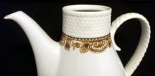 Lade das Bild in den Galerie-Viewer, KAFFEEKANNE MIT DECKEL "Friesland Atlantis" - Porzellan, Goldrand Abstrakt Muschel Fisch Schuppen Relief Dekor