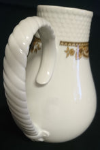 Lade das Bild in den Galerie-Viewer, KAFFEEKANNE MIT DECKEL "Friesland Atlantis" - Porzellan, Goldrand Abstrakt Muschel Fisch Schuppen Relief Dekor