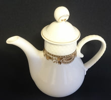 Lade das Bild in den Galerie-Viewer, MOCCA KAFFEEKANNE MIT DECKEL "Friesland Atlantis" - Porzellan, Goldrand Abstrakt Muschel Fisch Schuppen Relief Dekor