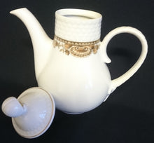 Lade das Bild in den Galerie-Viewer, MOCCA KAFFEEKANNE MIT DECKEL "Friesland Atlantis" - Porzellan, Goldrand Abstrakt Muschel Fisch Schuppen Relief Dekor