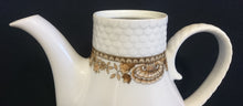 Lade das Bild in den Galerie-Viewer, MOCCA KAFFEEKANNE MIT DECKEL "Friesland Atlantis" - Porzellan, Goldrand Abstrakt Muschel Fisch Schuppen Relief Dekor
