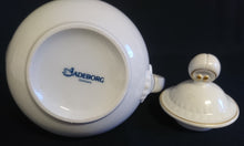 Lade das Bild in den Galerie-Viewer, MOCCA KAFFEEKANNE MIT DECKEL "Friesland Atlantis" - Porzellan, Goldrand Abstrakt Muschel Fisch Schuppen Relief Dekor