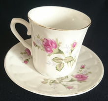 Lade das Bild in den Galerie-Viewer, 2er MOCCA KAFFEEGEDECK - Porzellan, Goldrand Rosenblumen Blüten Pflanze Gewölbte Waben Relief Motiv Dekor