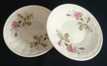 Lade das Bild in den Galerie-Viewer, 2er Set MOCCA UNTERTASSEN - Porzellan, Goldrand Rosenblumen Blüten Pflanze Gewölbte Waben Relief Motiv Dekor