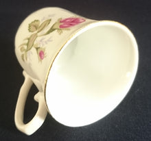 Lade das Bild in den Galerie-Viewer, 2er MOCCA KAFFEEGEDECK - Porzellan, Goldrand Rosenblumen Blüten Pflanze Gewölbte Waben Relief Motiv Dekor