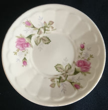Lade das Bild in den Galerie-Viewer, MOCCA UNTERTASSE - Porzellan, Goldrand Rosenblumen Blüten Pflanze Gewölbte Waben Relief Motiv Dekor