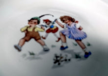 Lade das Bild in den Galerie-Viewer, SUPPENTELLER - Porzellan, Spielende Kinder Mädchen & Junge Clown Motiv Goldrand Dekor