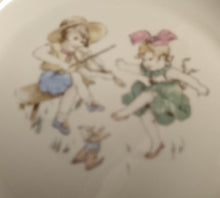 Lade das Bild in den Galerie-Viewer, SUPPENTELLER - Porzellan, Tanzende Spielende Mädchen & Junge Goldrand Dekor