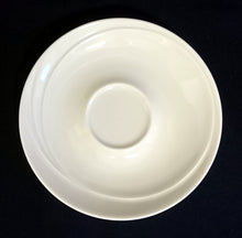 Lade das Bild in den Galerie-Viewer, 2er Set UNTERTASSEN - Porzellan, Weißes Einfärbiges Relief Dekor