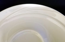 Lade das Bild in den Galerie-Viewer, 2er Set UNTERTASSEN - Porzellan, Weißes Einfärbiges Relief Dekor