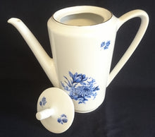 Lade das Bild in den Galerie-Viewer, KAFFEEKANNE MIT DECKEL - Porzellan, Blumen Dekor