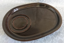 Lade das Bild in den Galerie-Viewer, SERVIERTABLETT - Keramik / Steingut, Oval, Einfärbiges Dunkelbraunes Dekor