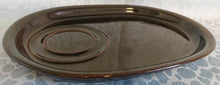 Lade das Bild in den Galerie-Viewer, SERVIERTABLETT - Keramik / Steingut, Oval, Einfärbiges Dunkelbraunes Dekor