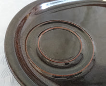 Lade das Bild in den Galerie-Viewer, SERVIERTABLETT - Keramik / Steingut, Oval, Einfärbiges Dunkelbraunes Dekor