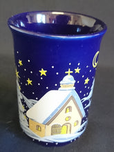 Lade das Bild in den Galerie-Viewer, GLÜHWEINTASSE - Keramik / Steingut, Nachtschnee Dorfkirche Menschen Weihnachtsmotiv Dekor