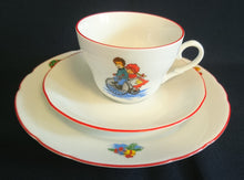 Lade das Bild in den Galerie-Viewer, DESSERTTELLER - Porzellan, Kinder Weihnachtsbaum Motiv Linienrand Dekor