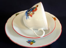 Lade das Bild in den Galerie-Viewer, TEETASSE - Porzellan, Kinder Fahrrad Schneemann Motiv Linienrand Dekor