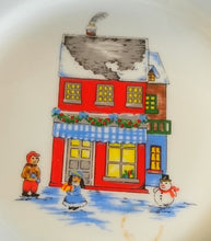 Lade das Bild in den Galerie-Viewer, 2er Set DESSERTTELLER - Porzellan, Kinder Haus im Schnee Motiv Linienrand Dekor