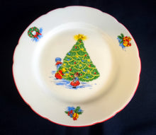 Lade das Bild in den Galerie-Viewer, 2er Set DESSERTTELLER - Porzellan, Kinder Weihnachtsbaum Motiv Linienrand Dekor