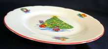 Lade das Bild in den Galerie-Viewer, 2er Set DESSERTTELLER - Porzellan, Kinder Weihnachtsbaum Motiv Linienrand Dekor