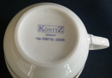 Lade das Bild in den Galerie-Viewer, 3er TEEGEDECK - Porzellan, Porzellan Weihnachtsbaum Kinder Fahrrad Schneemann Linien Randdekor