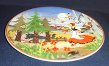 Lade das Bild in den Galerie-Viewer, SAMMELTELLER "Gebrüder Grimm Märchen" "Rotkäppchen" - Porzellan, Märchen Dekor Barbara Fürstenhöfer Designerin