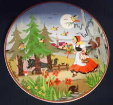 Lade das Bild in den Galerie-Viewer, SAMMELTELLER "Gebrüder Grimm Märchen" "Rotkäppchen" - Porzellan, Märchen Dekor Barbara Fürstenhöfer Designerin