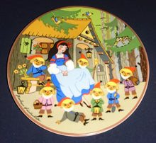 Lade das Bild in den Galerie-Viewer, SAMMELTELLER "Gebrüder Grimm Märchen" "Schneewitchen" - Porzellan, Märchen Dekor Barbara Fürstenhöfer Designerin