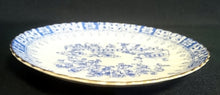 Lade das Bild in den Galerie-Viewer, 2er Set UNTERTASSEN - Porzellan, China Blau Goldrand Relief Dekor