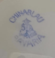 Lade das Bild in den Galerie-Viewer, UNTERTASSE - Porzellan, China Blau Goldrand Relief Dekor