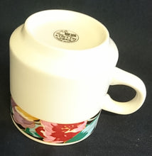 Lade das Bild in den Galerie-Viewer, KAFFEETASSE - Porzellan, Modern Blumenrand Motiv Dekor