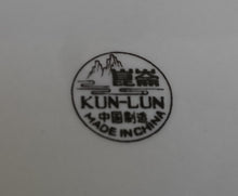 Lade das Bild in den Galerie-Viewer, UNTERTASSE - Porzellan, Blumenblüten Pflanzen Motiv Linienrand Dekor