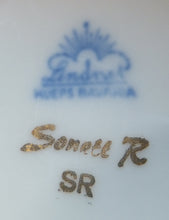 Lade das Bild in den Galerie-Viewer, BLUMENVASE - Porzellan, Goldrand Blüten Dekor