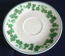 Lade das Bild in den Galerie-Viewer, UNTERTASSE - Keramik / Steingut, Blatt Blätter Laub Rand Dekor