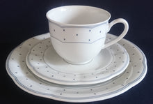 Lade das Bild in den Galerie-Viewer, KAFFEETASSE "Ingres Weiss" - Porzellan, Geometrisches Karo Punkte Tupfen Linien Gewölbter Relief Rand Motiv Dekor (BC)