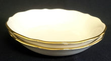 Lade das Bild in den Galerie-Viewer, SALATSCHALE "Ingres Weiss" - Porzellan, Gewölbter Relief Goldrand Dekor