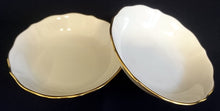 Lade das Bild in den Galerie-Viewer, 2er Set SALATSCHALEN "Ingres Weiss" - Porzellan, Gewölbter Relief Goldrand Dekor